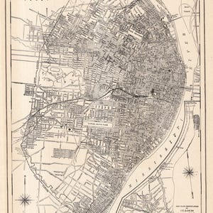 Puede incluir: Un mapa detallado en blanco y negro de St. Louis, Missouri, del Gazetteer of Cities and Towns of the World. El mapa muestra calles, parques y el río Mississippi. Incluye texto: "Map of the City of St. Louis, Missouri."