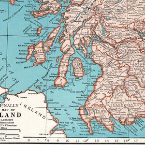Puede incluir: Un mapa vintage de Escocia con un oc&eacute;ano azul claro y masas de tierra rosadas. El mapa muestra las principales ciudades y pueblos, as&iacute; como las islas circundantes. El mapa est&aacute; titulado "Rand McNally Popular Map of Scotland".