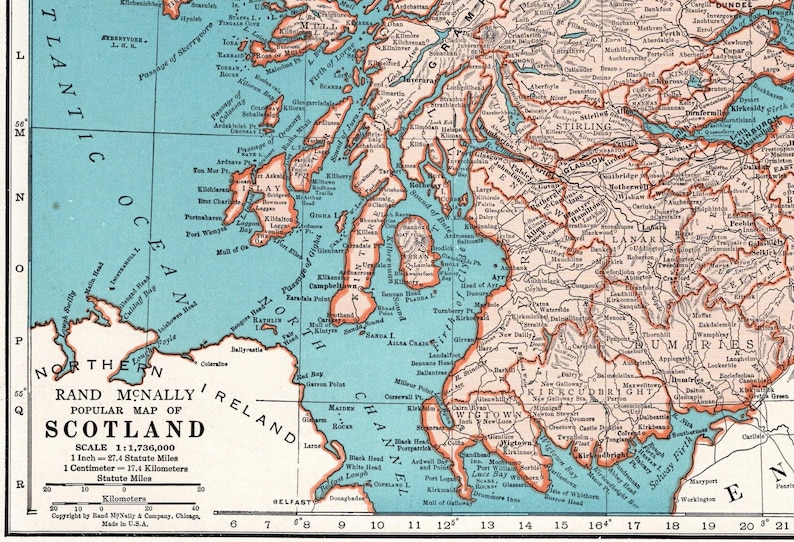 Puede incluir: Un mapa vintage de Escocia con un oc&eacute;ano azul claro y masas de tierra rosadas. El mapa muestra las principales ciudades y pueblos, as&iacute; como las islas circundantes. El mapa est&aacute; titulado "Rand McNally Popular Map of Scotland".