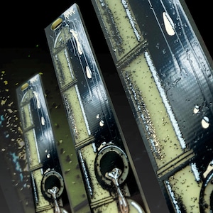 Puede incluir: Tres reglas de metal en blanco y negro con la palabra "remarkable" impresa en ellas. Las reglas tienen una superficie texturizada y un acabado metálico plateado.