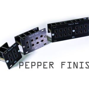 Pu&ograve; includere: Patch bay per sintetizzatore modulare elettronico nero con la scritta "Patch Bae" e "Pepper Finish". I patch bay hanno pi&ugrave; jack di ingresso/uscita per l'instradamento del segnale audio. L'immagine mostra tre diverse dimensioni.