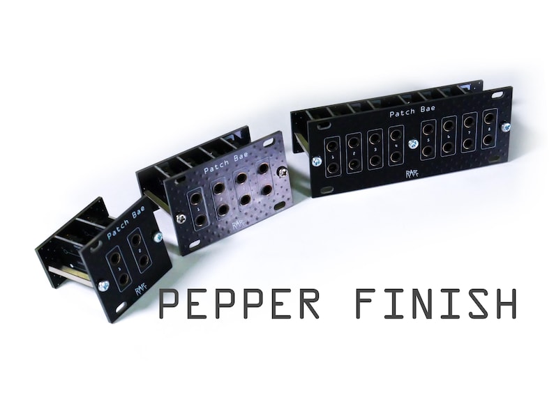 Pu&ograve; includere: Patch bay per sintetizzatore modulare elettronico nero con la scritta "Patch Bae" e "Pepper Finish". I patch bay hanno pi&ugrave; jack di ingresso/uscita per l'instradamento del segnale audio. L'immagine mostra tre diverse dimensioni.