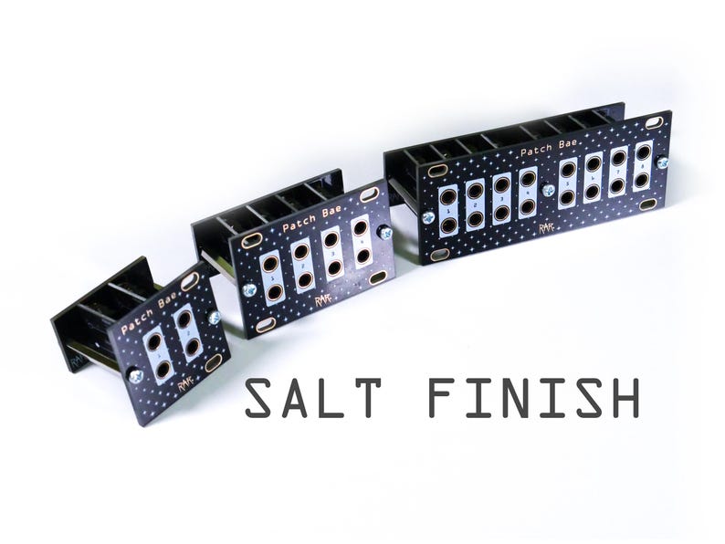 Pu&ograve; includere: Tre moduli elettronici neri con testo bianco e un motivo a stelle. I moduli hanno pi&ugrave; fori e sono etichettati "Patch Bae". Il testo "SALT FINISH" &egrave; visualizzato sotto i moduli.