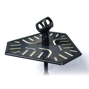 Puede incluir: Un soporte de micrófono negro con una base hexagonal. La base tiene una serie de formas recortadas y el texto "Robots Are Red" en blanco. El soporte del micrófono es negro y tiene un diseño curvo.