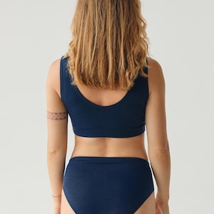 Op de afbeelding: Een marineblauwe ondergoedset met een racerback tanktop en hoog uitgesneden slip.