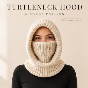 Könnte beinhalten: Eine cremefarbene Häkel-Sturmhaube mit Rollkragen und gerippter Textur, die Kopf und Hals bedeckt. Der Text lautet TURTLENECK HOOD CROCHET PATTERN und 3 SIZES INCLUDED. Die Haube hat einen dicken, abgerundeten Rahmen um das Gesicht herum.