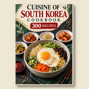 Może przedstawiać: Książka kucharska zatytułowana Cuisine of South Korea z 300 Recipes. Okładka przedstawia dużą miskę bibimbap z jajkiem sadzonym, otoczoną małymi przystawkami, w tym kimchi, przyprawionymi ogórkami i kiełkami fasoli na ciemnym tle.
