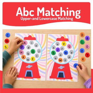 以下が含まれることがあります： 小文字が印刷されたガムボールマシンのイラスト2枚を含む知育セット。シート上の小文字と一致させるための大文字が書かれたカラフルな円形のトークンが含まれています。テキストには「Abc Matching」と書かれています。