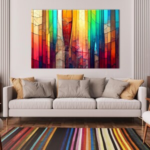 Puede incluir: Una pieza de arte mural rectangular que presenta un patrón de vidrieras verticales con segmentos vibrantes de rojo, naranja, amarillo, verde y azul. El diseño incluye líneas de unión oscuras que crean una textura agrietada tipo mosaico.