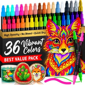 Op de afbeelding: Een set van 36 levendige kleurmarkers in een zwarte doos met de tekst 36 Vibrant Colors en Best Value Pack. De doos bevat een kleurrijke vossenillustratie, een kaars met een papegaai, een beschilderde cactussteen en een vos op een houten schijf.