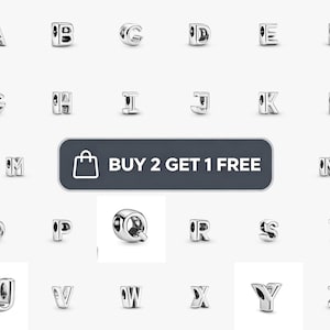 Könnte beinhalten: Eine Sammlung von silberfarbenen Metallanhängern in Form von Buchstaben des Alphabets, angeordnet in einem Raster. Jeder Anhänger hat ein Loch zum Auffädeln. Ein dunkelgraues Banner zeigt ein Einkaufstaschen-Symbol und den Text BUY 2 GET 1 FREE.