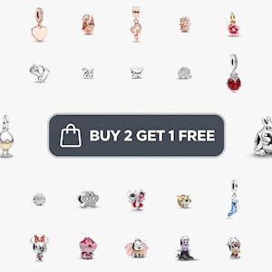 Könnte beinhalten: Eine Sammlung verschiedener Metallanhänger mit Figuren, Tieren und Symbolen in Silber-, Gold- und Roségoldtönen. Ein zentrales dunkelgraues rechteckiges Banner zeigt den weißen Text BUY 2 GET 1 FREE mit einem Einkaufstaschen-Symbol.