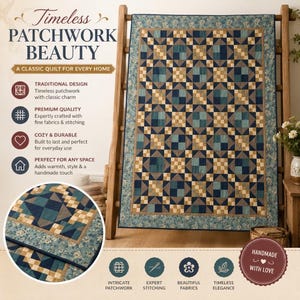 Könnte beinhalten: Ein rechteckiger Quilt mit einem geometrischen Patchwork-Muster in Marineblau, Petrol und Beige. Der Quilt hat eine florale Bordüre und hängt auf einer Holzleiter. Der Text auf dem Bild lautet: Timeless Patchwork Beauty.