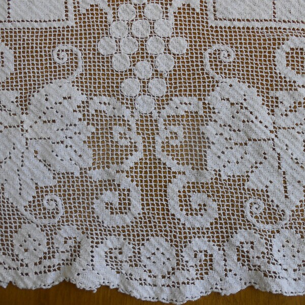 Round Crochet Lace Tablecloth Vintage Ivory Midweight Elegant Table Decor 41" Grapes Motif, Party Holiday Wedding Linens Gift for Wine Lover