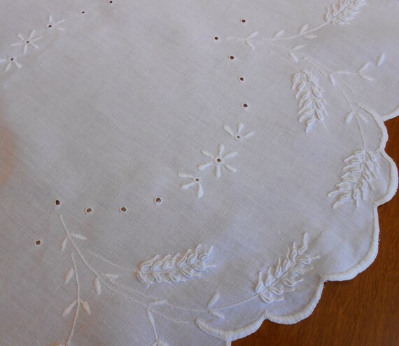 Round White Linen Tablecloth Cutwork Embroidery Daisy And Image 0