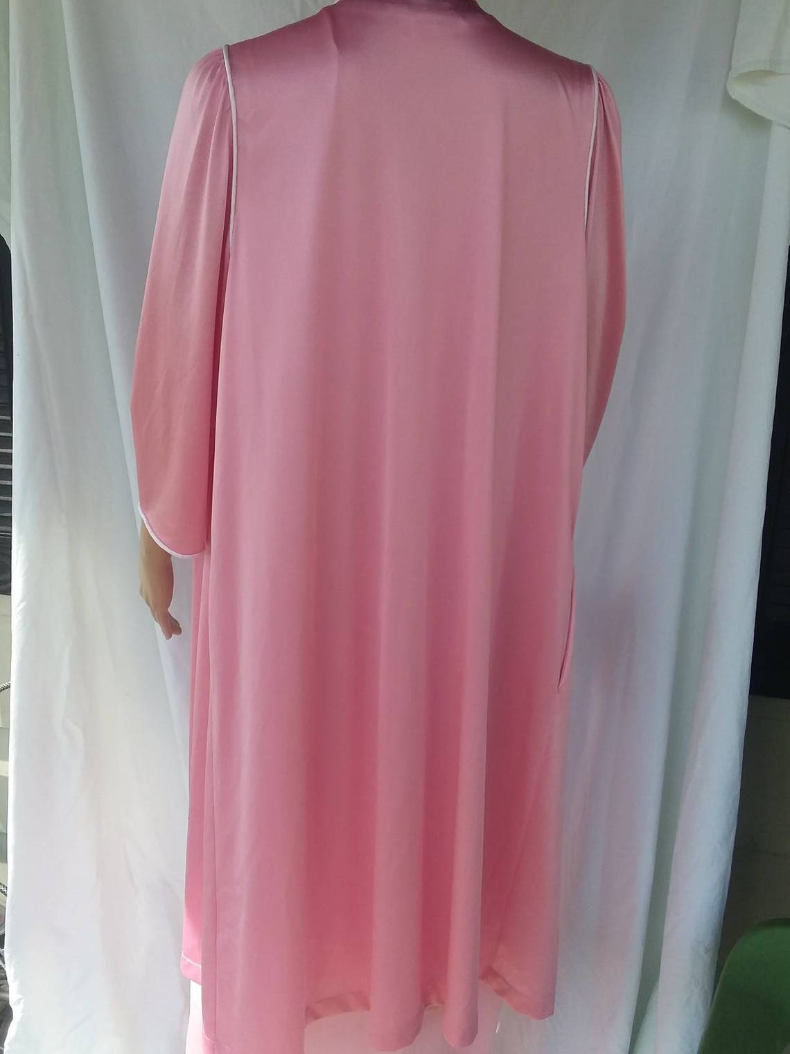 Vanity Fair Pink nylon/ nightgown robe with large flower print Etsy