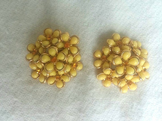 Flowered clustered Orange, Ivory and gold clip on