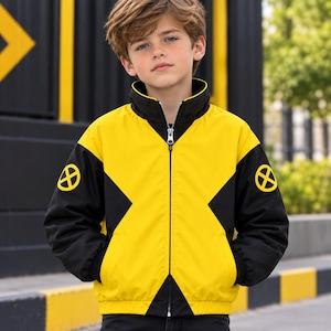 Può includere: Una giacca con zip gialla e nera dotata di collo alto e maniche lunghe con polsini neri. Il design presenta una prominente forma a X gialla sul petto e sulla schiena, con un logo circolare X-Men giallo e nero su ogni manica.