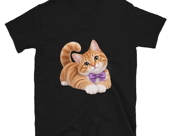 Maglietta unisex in cotone con stampa di un gatto soriano arancione e un papillon viola.