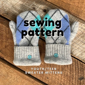 Może przedstawiać: Para szarych i niebieskich wełnianych rękawiczek z argyle z turkusowym guzikiem na każdej. Rękawiczki leżą na drewnianej powierzchni. Na obrazie nałożony jest tekst "wzór szycia". Pod rękawiczami znajduje się tekst "Wełniane rękawiczki dla młodzieży/nastolatków".