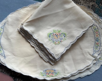 Jogo de Toalhas de Mesa Vintage - Conjunto de 8 Peças - Estampa Floral Bordada - Décadas de 1950/60