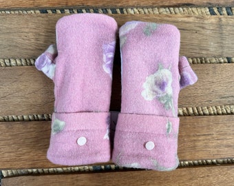 Vingerloze wanten - Upcycled Wool Sweater Mitts - Lichtroze bloemen - Damesfleece gevoerde handschoenen - Hergebruikt, Eco Fashion