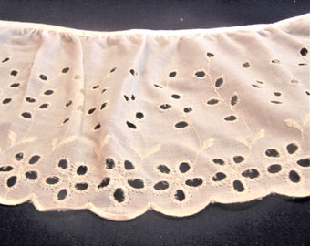 7/8 yd of 5.5" Wide Ivory Eyelet Ruffled Cotton Vintage Lace Trims Scalloped Floral Design