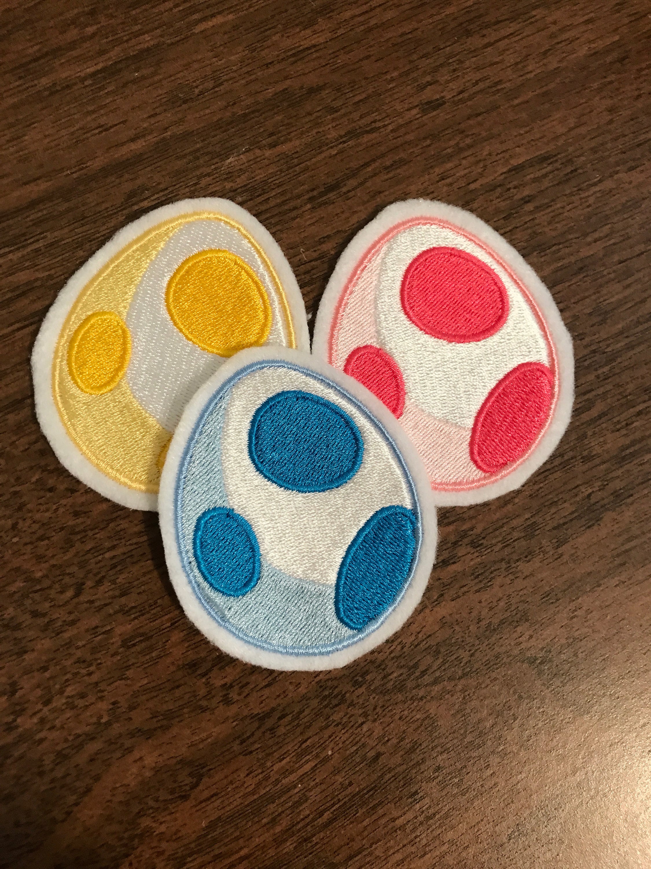ヨッシーエッグ - 任天堂の懐かしい刺繍入りアイロン接着式NESマリオ