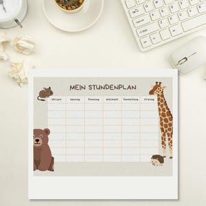 Könnte beinhalten: Ein rechteckiger Wochenplaner mit der Überschrift MEIN STUNDENPLAN und einem Raster für Montag bis Freitag. Das Design zeigt Illustrationen eines Braunbären, einer Giraffe, einer kleinen Maus und eines Igels auf beigem Hintergrund.