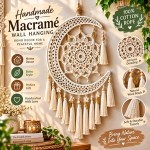 Può includere: Una decorazione da parete in macramè a forma di mezzaluna realizzata in corda di cotone color bianco sporco. Il design presenta un motivo mandala centrale, perline in legno naturale, ciondoli a foglia dorata e nappe pendenti.