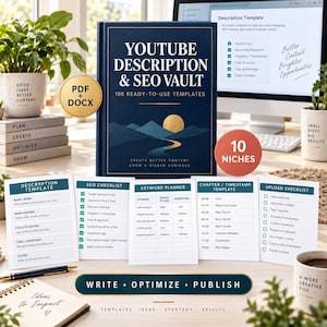 Puede incluir: Un libro azul oscuro titulado YOUTUBE DESCRIPTION & SEO VAULT 100 READY-TO-USE TEMPLATES con un gráfico dorado de sol y montañas. Alrededor del libro hay tarjetas impresas con listas de verificación SEO, planificadores de palabras clave y plantillas.
