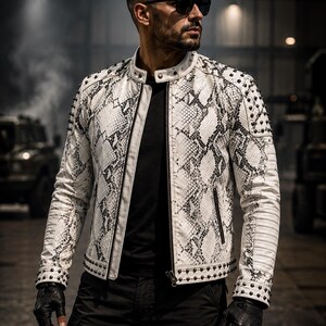 Veste en cuir blanc effet serpent pour homme, ornée de clous, style motard punk