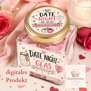 Könnte beinhalten: Ein quadratisches Glas mit goldenem Deckel, gefüllt mit rosa Papierstreifen. Der Deckel und das Etikett tragen den Text "DATE NIGHT IM GLAS" mit Herzmotiven und zwei Kaffeetassen. Auf dem Etikett steht zudem "Zieh eins. Wir zwei. Los gehts."