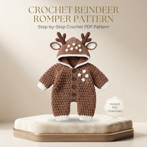 Könnte beinhalten: Ein brauner Häkelstrampler mit Kapuze, Rentiergeweih und weißen Sternenapplikationen. Der Text lautet CROCHET REINDEER ROMPER PATTERN, Step-by-Step Crochet PDF Pattern und Instant PDF Download. Der Strampler hat Knöpfe und weiße Bündchen.