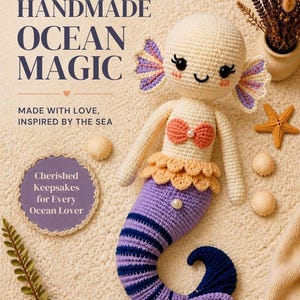 Peut inclure: Une poupée sirène au crochet avec une tête couleur crème, une queue rayée violette et bleue, et des accents pêche. La poupée présente des yeux brodés noirs, des joues roses et un petit détail en perle blanche. Texte : HANDMADE OCEAN MAGIC.
