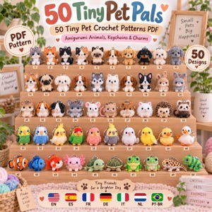 Könnte beinhalten: Eine Sammlung von 50 kleinen gehäkelten Tier-Schlüsselanhängern auf einem abgestuften Holzständer. Das Set enthält verschiedene Amigurumi-Figuren wie Katzen, Hunde, Vögel, Fische und Reptilien, die jeweils nummeriert sind und einen Metallring haben.