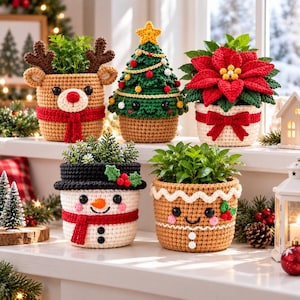 Peut inclure: Cinq cache-pots en crochet aux motifs de fêtes : un renne beige avec une écharpe rouge, un sapin de Noël vert avec une étoile jaune, un pot blanc avec un poinsettia rouge, un bonhomme de neige avec un chapeau noir et un bonhomme en pain d'épices.