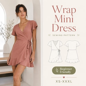 Op de afbeelding: Een oudroze wikkel-minijurk met vlindermouwen en een geplooide zoom. De afbeelding bevat de tekst Wrap Mini Dress SEWING PATTERN, Beginner Friendly en de maten XS-XXXL, naast technische lijntekeningen van de voor- en achterkant.