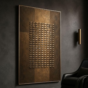 Può includere: Una grande opera d'arte murale rettangolare con uno sfondo testurizzato color bronzo scuro e marrone, caratterizzata da una griglia centrale di piccoli elementi metallici rettangolari in rilievo. L'opera è incorniciata da un sottile bordo dorato.