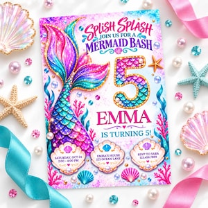 Könnte beinhalten: Eine rechteckige Einladungskarte mit einem bunten Meerjungfrauenschwanz, einer großen Zahl 5 mit Schuppenmuster und dem Text Splish Splash Join Us For A Mermaid Bash, Emma Is Turning 5, sowie Veranstaltungsdetails in drei illustrierten Muscheln.