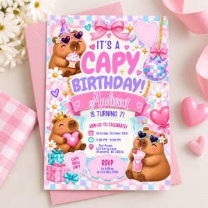 Può includere: Un invito di compleanno con tre capibara marroni, un fiocco rosa, una palla da discoteca e cuori su uno sfondo a scacchi viola e blu. Il testo recita IT'S A CAPY BIRTHDAY! Madison IS TURNING 7! con i dettagli dell'evento e le info RSVP.