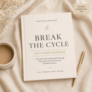 Puede incluir: Un libro de ejercicios de color crema titulado BREAK THE CYCLE con texto en negro y dorado. La portada presenta las palabras MIND WHOLE WELLNESS, FAITH-BASED WORKBOOK, A Christian Guide to Breaking Self-Sabotage, Renewing the Mind & Overcoming Generational Patterns y FAITH. FREEDOM. CLARITY. HEALING. Un pequeño icono de hoja dorada está centrado sobre el título.