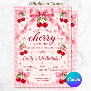 Op de afbeelding: Een roze en wit geblokte verjaardagsuitnodiging met rode kersen, roze strikken en de tekst: She's the cherry on top, Please join us to celebrate, Emily's 5th Birthday, September 27th, 1:00 PM, 456 Cherry Ln, RSVP to Emily at 123.456.7890.