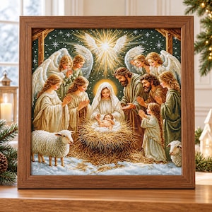 Peut inclure: Une œuvre au point de croix encadrée représentant une scène de nativité avec un nourrisson dans une crèche, entouré de personnages, d'anges et de deux moutons. L'image présente une étoile brillante au-dessus sur un fond sombre enneigé.