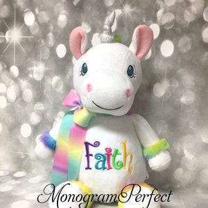 Unicórnio branco de pelúcia personalizado com arco-íris e detalhes em arco-íris