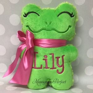 Puede incluir: Un juego de tres tazas de cerámica con acabado mate moteado. Las tazas son de color crema, gris claro y gris oscuro. Cada taza tiene un diseño simple y minimalista.