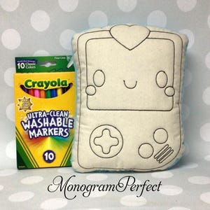 Puede incluir: Un juego de tres cuencos apilables de cerámica en diferentes tamaños. Los cuencos presentan un acabado mate moteado en tonos crema, beige y marrón. Cada cuenco tiene forma redondeada y un borde ligeramente ensanchado.