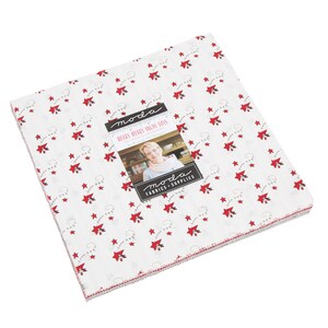 Może przedstawiać: Kolekcja tkanin 'MERRY MERRY SNOW DAYS' firmy Moda Fabrics z białym tłem, czerwonymi gwiazdami i wzorem czerwono-białych cukierk&oacute;w. Tkanina jest pokazana złożona w stos.