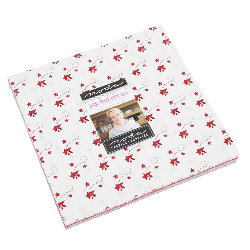 Może przedstawiać: Kolekcja tkanin 'MERRY MERRY SNOW DAYS' firmy Moda Fabrics z białym tłem, czerwonymi gwiazdami i wzorem czerwono-białych cukierk&oacute;w. Tkanina jest pokazana złożona w stos.