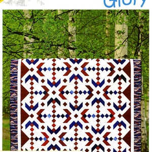 Peut inclure: Un modèle de courtepointe intitulé "Glory" conçu par Daniela Stout. La courtepointe est réalisée avec des bandes de 2 1/2 pouces et présente un motif géométrique en rouge, blanc et bleu. Le modèle comprend des instructions pour réaliser un chemin de table, une courtepointe pour les genoux, une courtepointe double, une courtepointe queen et une courtepointe king.